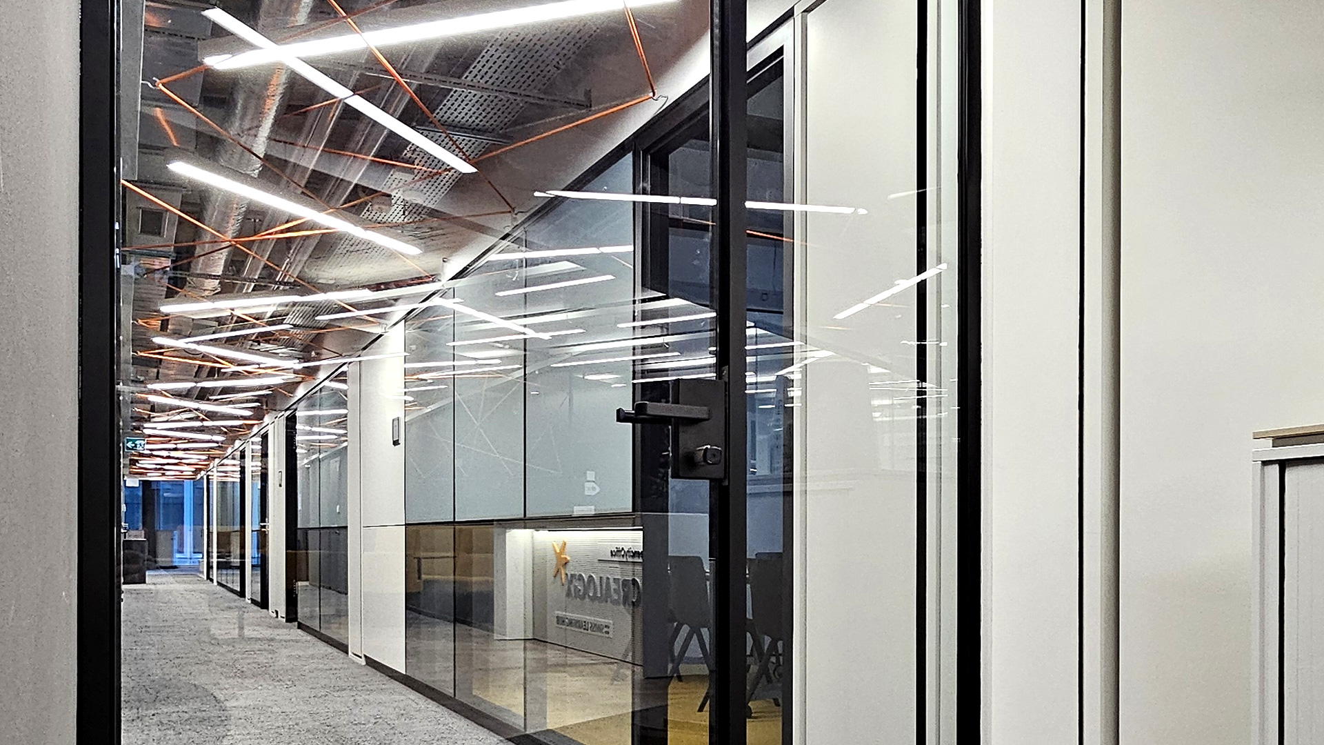 Korridor mit Glastrennwänden und Glastüren bei der Crealogix AG in Zürich